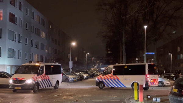 Wrakken stapelen na Nieuwjaarsnacht vol autobranden: 'Morgen staan hier veel verdrietige eigenaren'