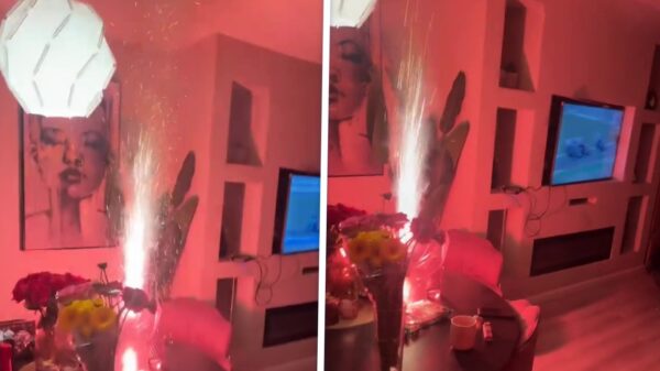 Iets te fanatiek pyro-neefje steekt midden in de woonkamer z'n vuurwerk af