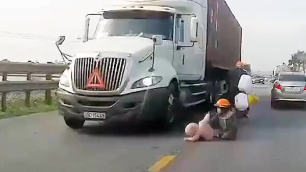 Moeder en kind vallen van scooter en komen nèt niet onder een vrachtwagen