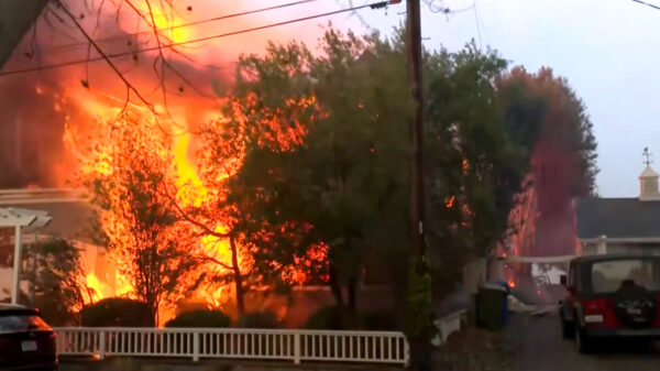 Allesverwoestende brand in Los Angeles: Duizenden huizen verwoest en 30.000 mensen geëvacueerd