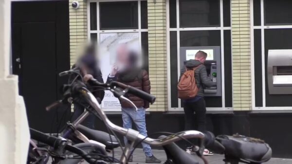 Wat doen mensen als je per ongeluk je geld in de pinautomaat laat zitten?