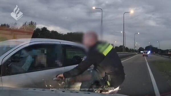 Politie zet krankzinnige achtervolging in en stopt roekeloze wegpiraat met pit-manoeuvre