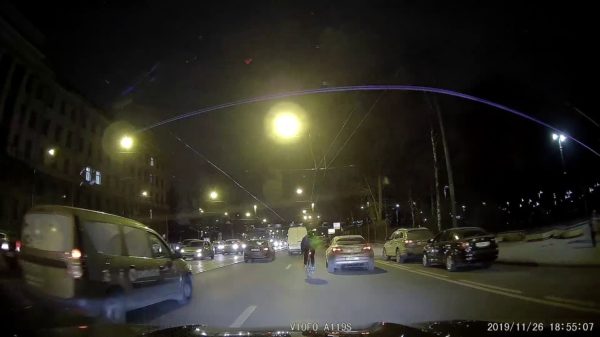 Russische fietser wordt van zijn tweewieler gereden tijdens roadrage met automobilist