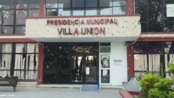 Gemeentehuis in Mexico met kogels doorzeefd tijdens vuurgevecht tussen politie en drugskartel