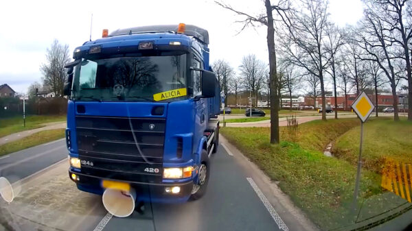 Een compilatie van de meest bizarre verkeerssituaties en crashes op de Nederlandse wegen