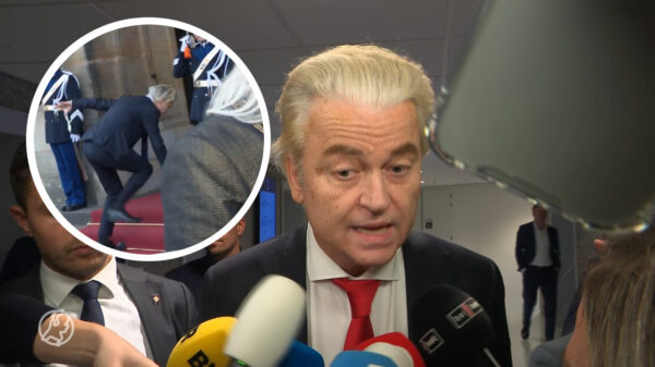 Geert Wilders gaat bijna op zijn muil tijdens bezoekje aan Koninklijk Paleis Amsterdam (VIDEO)