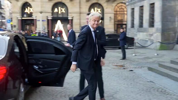 Geert Wilders gaat bijna op zijn muil tijdens bezoekje aan Koninklijk Paleis Amsterdam (VIDEO)