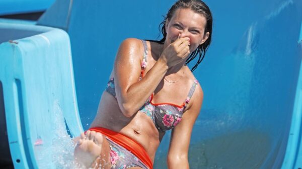 Kijk ze gaan: Moeder en d'r vier kinderen maken ritje van de waterglijbaan