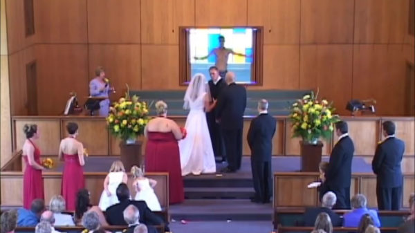 Onderbroekenhenkie onderbreekt huwelijk om zijn nieuwe boxershort te showen