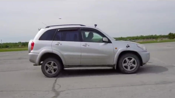 Wat gebeurt er als je een automaat met 100 km per uur in de achteruit gooit?