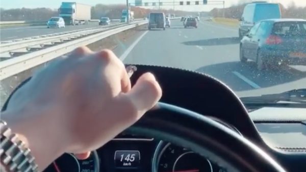 Prima voorbeeld: Lil Kleine jankt met 146 km/u en een toeter op z'n lip over de snelweg