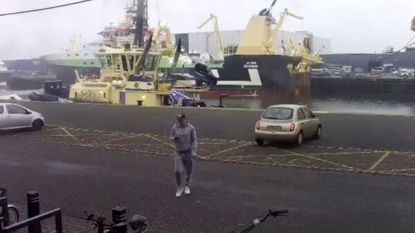 De auto in de haven van IJmuiden parkeren en je handrem vergeten is nooit grappig