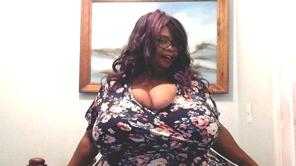 Annie Hawkins-Turner heeft met cupmaat 102ZZZ de grootste natuurlijke boezem ter wereld