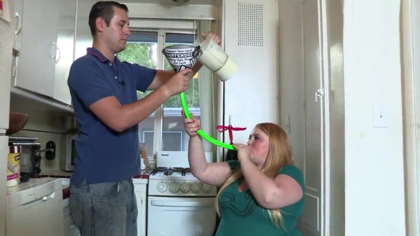 Vrouw probeert extreem dik te worden en laat zich voeren met een trechter