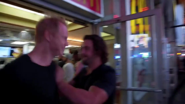 Fotograaf wordt aangezien voor pedofiel en krijgt een stevige duw