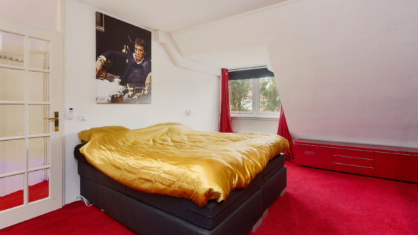 Deze woning is speciaal voor de foute baas: paars ledlicht en Tony Montana boven je bed