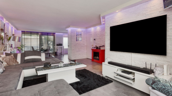 Deze woning is speciaal voor de foute baas: paars ledlicht en Tony Montana boven je bed