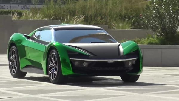 Supercar Blondie mag een rondje in de hypermoderne 2030-Supercar uit Saoedi-Arabië