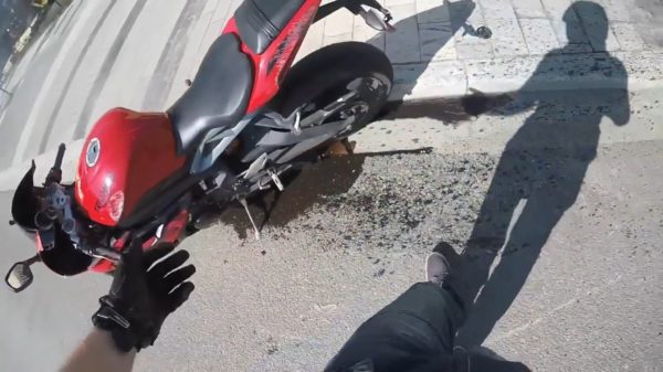 Brokkenpiloot gaat hard op zijn plaat als hij een wheelie probeert te maken