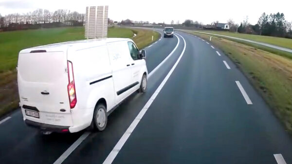 Bezopen inhaalactie bij Baarle-Nassau zorgt op een haar na voor fatale klapper op de weg