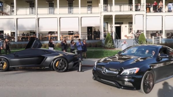 Een Mercedes AMG C63 automatisch laten parkeren tussen 2 Lamborghini's zorgt voor zweethandjes