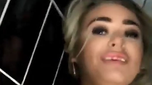 Blondje verliest wat tanden als ze een boksbal probeert te meppen