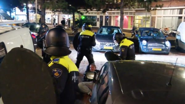 Ook Dennis ging een avondje rellen kijken in het altijd gezellige Duindorp