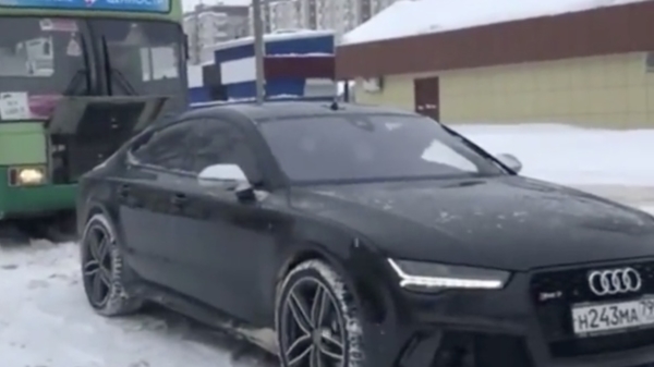 Audi heeft voorsprong door techniek en trekt vastgelopen bus uit de sneeuw