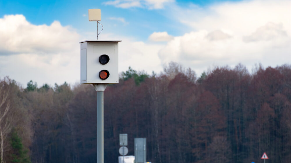 KATSJING: Deze flitspaal is een regelrechte goudmijn voor de staatskas