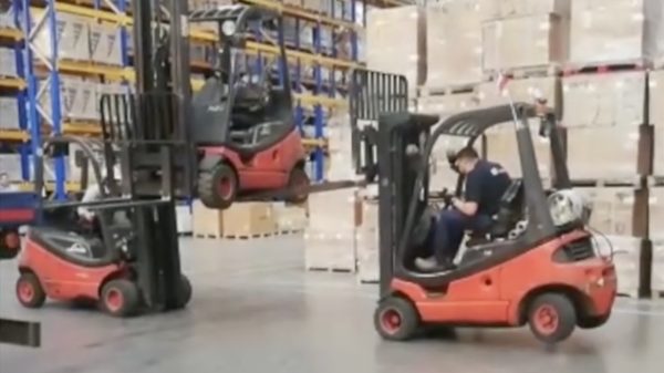 Een gerepareerde heftruck uitladen doe je natuurlijk in stijl: met 2 heftrucks