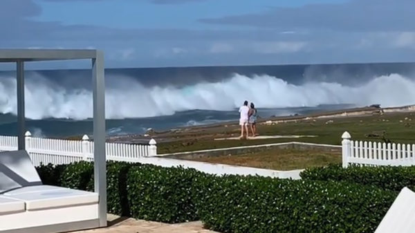 Verliefd stelletje geniet samen van het romantische geluid van de golven