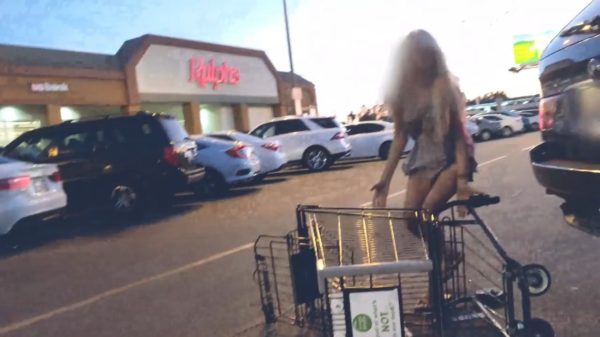 Vrouw dumpt winkelwagentje en wordt pissig als een lolbroek er iets van zegt