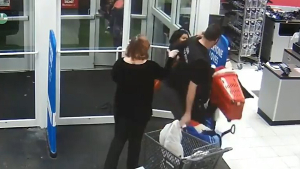 Beveiliger wordt tijdens Black Friday gepeppersprayed door twee winkeldievegges