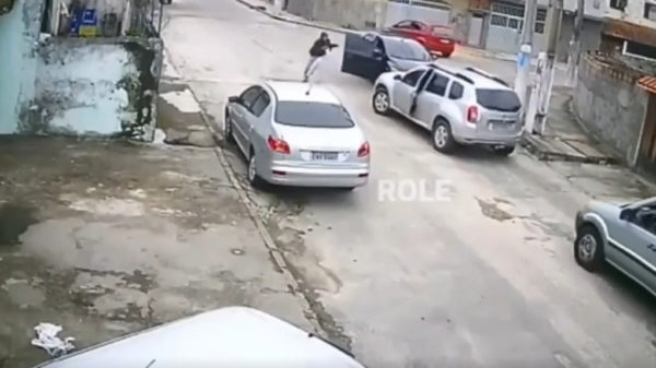 Fail: gewapende autodief steelt auto maar moet zijn rijbewijs nog halen