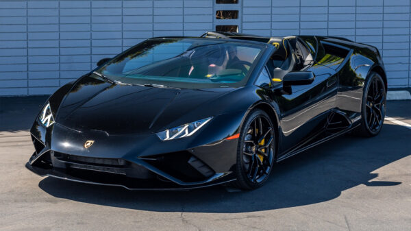 Duur foutje: Lamborghini van €250.000 vouwt zichzelf om Haagse bocht