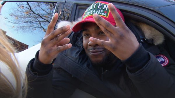 Rapper JayJay Santana hosselt er lekker op los en licht zijn fans via nepwebshops op