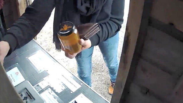 Honinggraaier betrapt: Vrouw in dikke BMW betaalt 10 cent maar neemt wel 3 potten mee