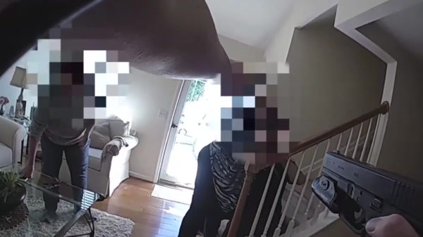 Vrouwelijke agente schiet per ongeluk moeder van verdachte neer tijdens arrestatie