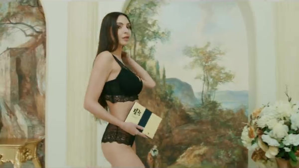 Broer van Pablo Escobar weet precies hoe hij zijn nieuwe vouwbare telefoon moet presenteren