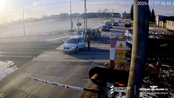 Actieheld met sleepkabel redt auto van spoorwegovergang maar kan klapper niet voorkomen