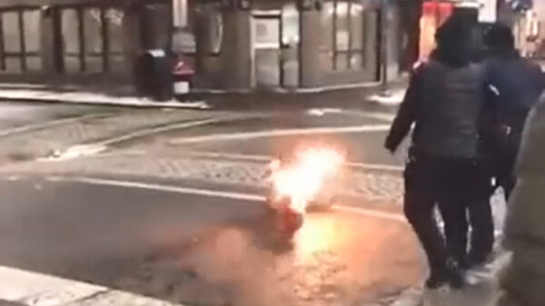 Verdachte vliegt in de hens nadat hij wordt getaserd door de politie