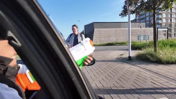 Kinderachtige mannetjes met waterballonnen worden op trap tegen hun auto getrakteerd