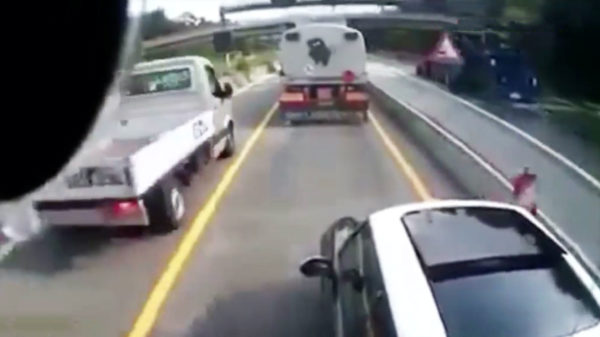 Duitse vrachtwagenchauffeur vs irritante Mini: place your bets