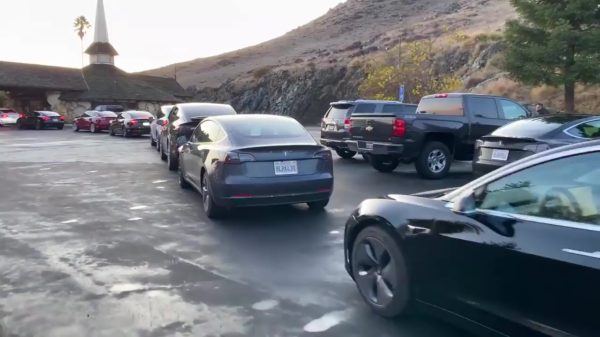 Zo ziet "range anxiety" eruit bij een Supercharger-station