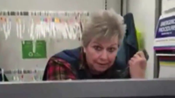 Even een Walmart-medewerkster op geniale wijze trollen