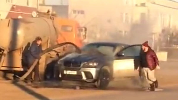 Mest blijkt uitermate effectief middel om brandende BMW mee te blussen