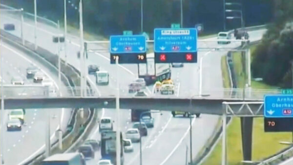 Glaschaos op de A20 bij Rotterdam: Automobilisten negeren massaal rode kruizen