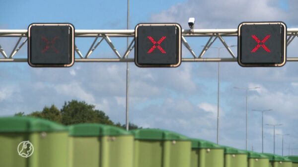 Glaschaos op de A20 bij Rotterdam: Automobilisten negeren massaal rode kruizen