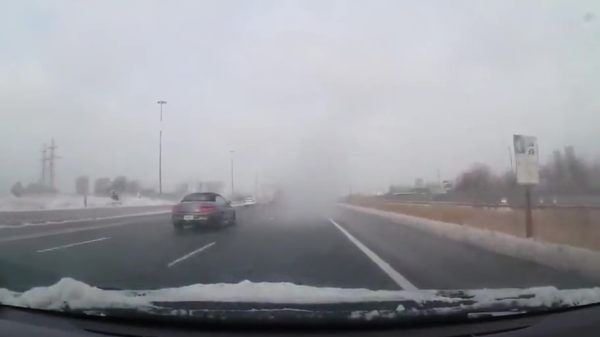 Protip: maak ook altijd je autodak even sneeuwvrij