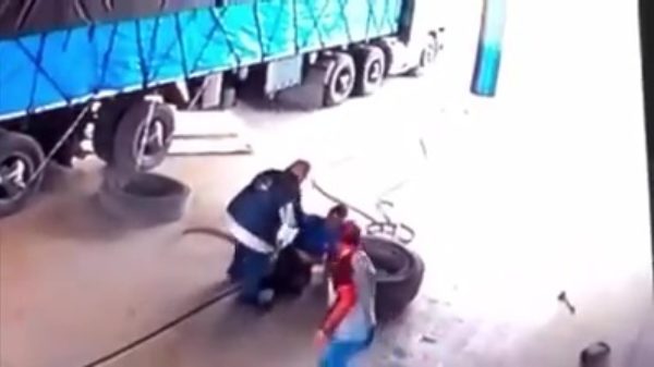Monteur ontdekt meest pijnlijke manier om banden van een vrachtwagen te halen
